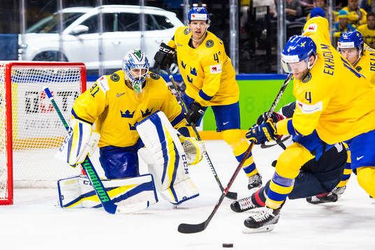 Sveriges Mattias Ekholm rensar undan framför Sveriges
