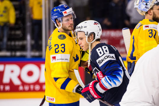 s Patrick Kane deppar när han tackar Sveriges Oliver Ekman