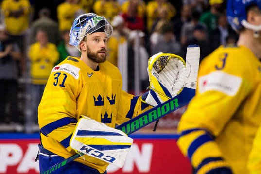 Sveriges målvakt Anders Nilsson tackar publiken