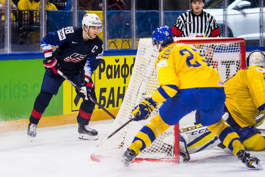 s Patrick Kane bakom Sveriges kasse