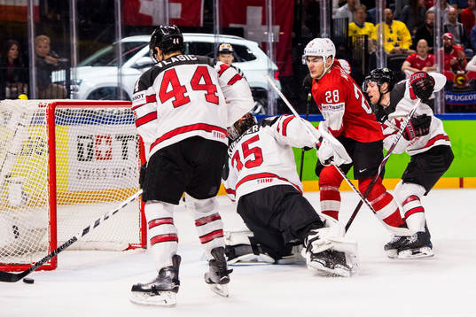 Schweiz Timo Meier oroar mot Kanadas målvakt Darcy Kuemper