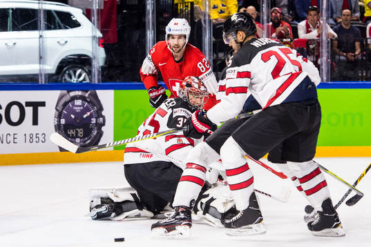Schweiz Simon Moser oroar mot Kanadas målvakt Darcy Kuemper