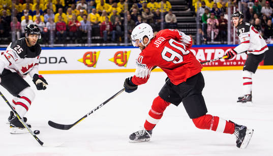 Schweiz Joel Roman skjuter bredvid Kanadas Darnell Nurse