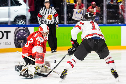 Kanadas Matt Barzal oroar mot Schweiz målvakt Leonardo