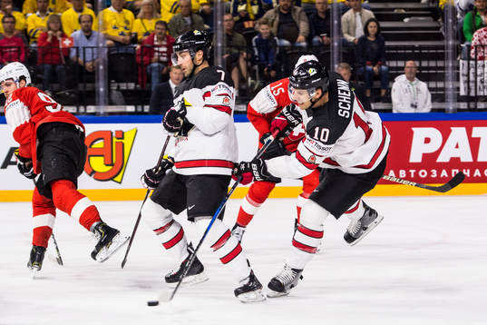Kanadas Brayden Schenn testar skott