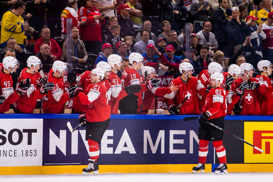 Schweiz Kevin Fiala jublar med båset