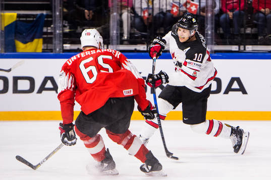 Kanadas Brayden Schenn testar skott bredvid Schweiz Ramon