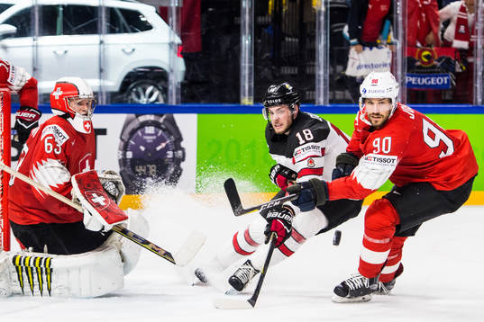 Kanadas Pierre-Luc Dubois oroar mot Schweiz målvakt