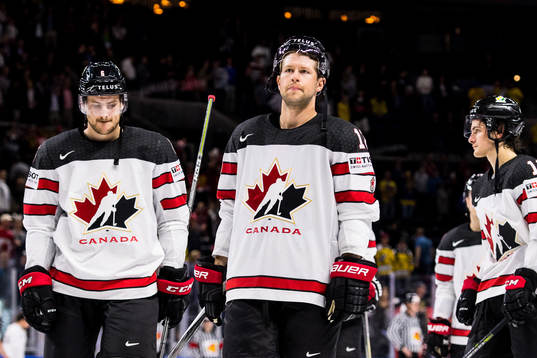 Kanadas Ryan Pulock och Joshua Bailey deppar när han