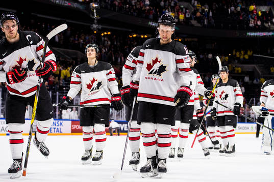 Kanadas Connor McDavid och Joshua Bailey deppar när han