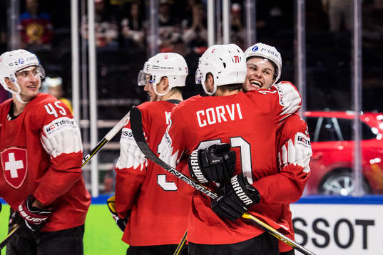 Schweiz Gregory Hofman jublar med Enzo Corvi