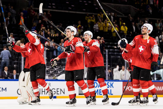 Schweiz spelare med Raphael Diaz (m) tackar publiken