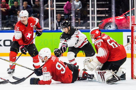 Kanadas Jordan Eberle oroar vid Schweiz Raphael Diaz, Joel