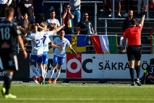Norrköpings David Moberg Karlsson tittar på domaren Jonas