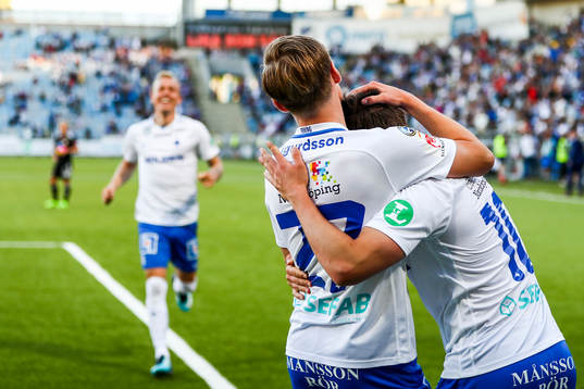 Norrköpings Simon Skrabb och Arnór Sigurdsson jublar