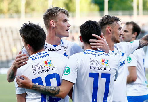 Norrköpings Eric Smith jublar med lagkamraterna