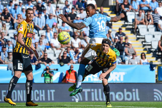 Malmö FFs Carlos Strandberg i i kamp om bollen med