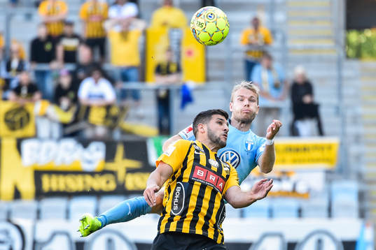 Häckens Moestapha El Kabir och Malmö FFs Oscar Lewicki i