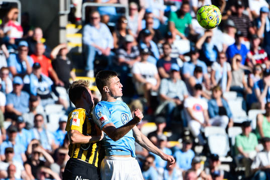 Häckens Joel Andersson och Malmö FFs Samuel Adrian i