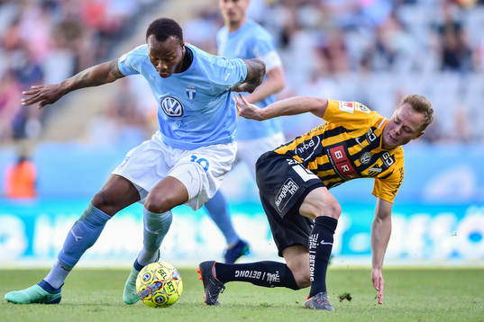 Malmö FFs Carlos Strandberg och Häckens Adam Andersson i