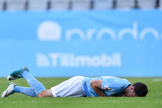 Malmö FFs Samuel Adrian ligger ner