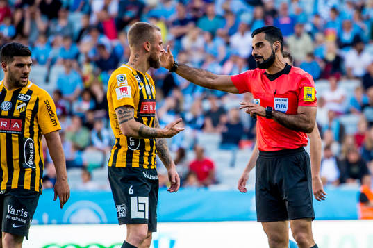 Häckens Alexander Faltsetas i samtal med domaren Mohammed