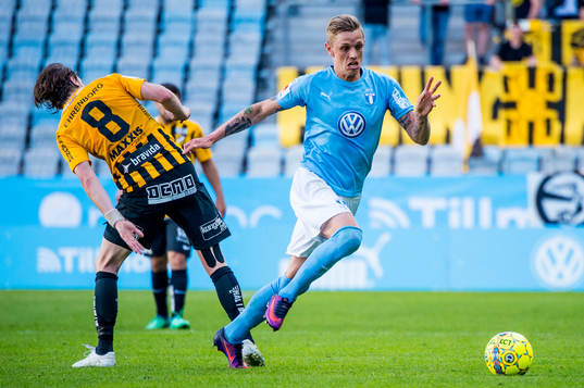 Malmö FFs Sören Rieks mot Häckens Erik Friberg
