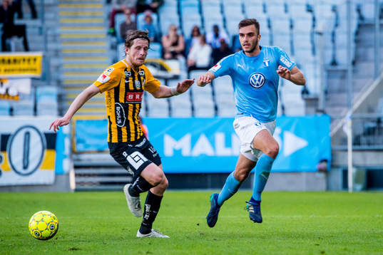 Häckens Erik Friberg mot Malmö FFs Egzon Binaku