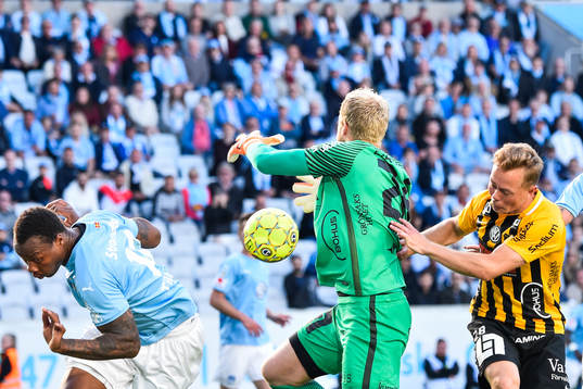 Malmö FFs Carlos Strandberg försöker nicka bollen