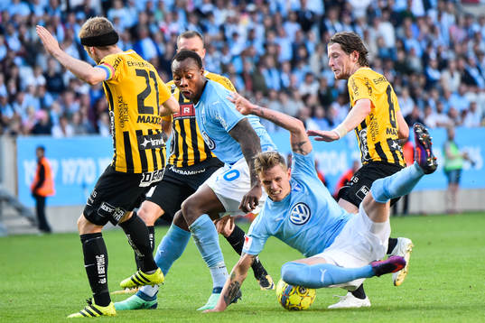 Malmö FFs Sören Rieks och Carlos Strandberg i kamp om