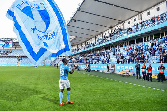 Malmö FFs Bonke Innocent jublar med en flagga i handen mot