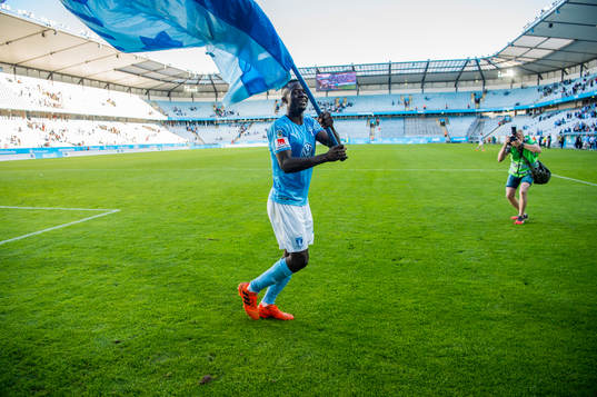 Malmö FFs Bonke Innocent jublar med en fana