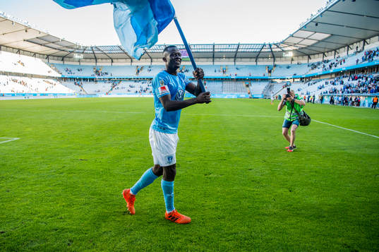 Malmö FFs Bonke Innocent jublar med en fana