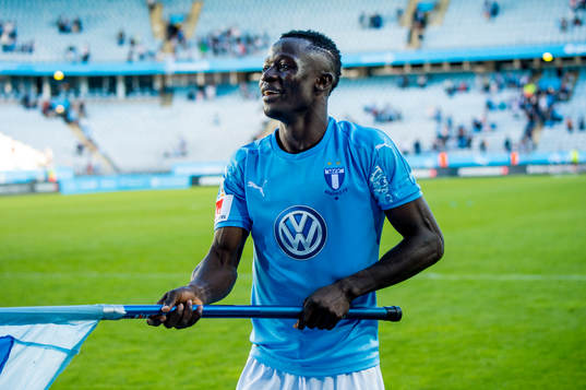 Malmö FFs Bonke Innocent jublar med en fana