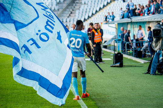 Malmö FFs Bonke Innocent jublar med en fana