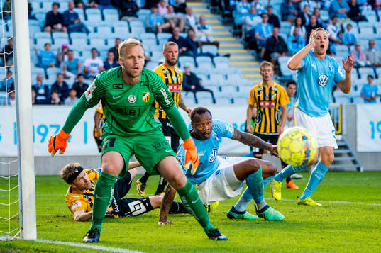 Malmö FFs Carlos Strandberg i framför Häckens Peter