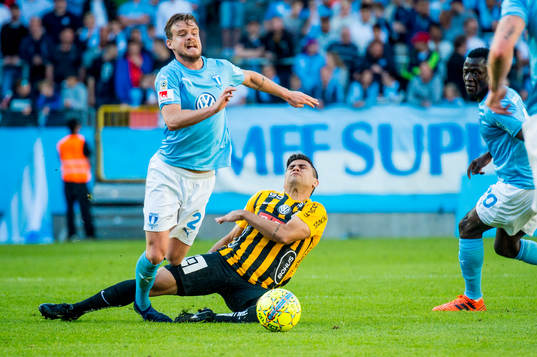 Malmö FFs Eric Larsson och Häckens Paulinho i närkamp