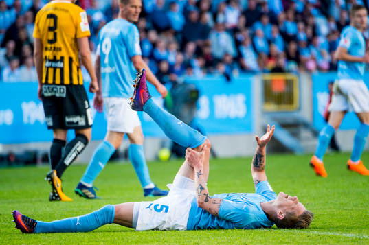 Malmö FFs Sören Rieks tar sig för benen