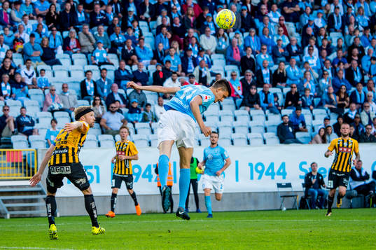 Malmö FFs Alexander Jeremejeff mot Häckens Rasmus Lindgren
