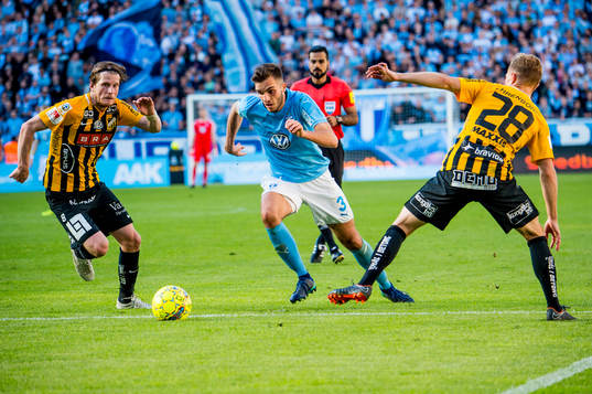 Malmö FFs Egzon Binaku mot Häckens Erik Friberg och Adam