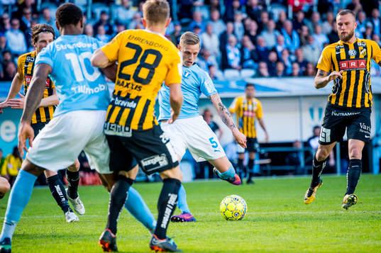 Malmö FFs Sören Rieks på väg att slå in 1-0