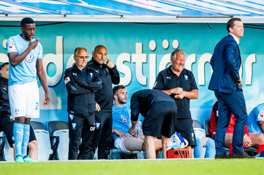 Malmö FFs Egzon Binaku får sitt ben lindat