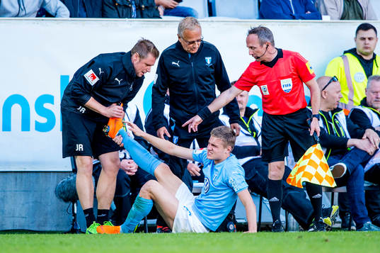 Malmö FFs Mattias Svanberg får kramp