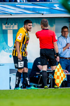 Häckens Moestapha El Kabir i samtal med linjedomaren