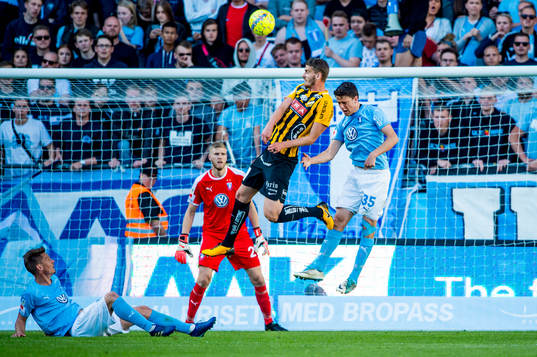 Häckens Johan Hammar nickar bollen framför Malmö FFs