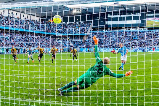 Malmö FFs Markus Rosenberg sätter 2-0 på straff på