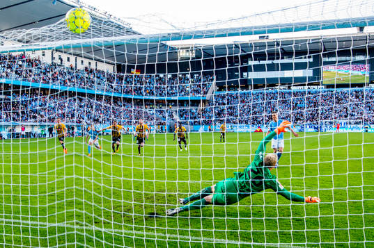 Malmö FFs Markus Rosenberg sätter 2-0 på straff på