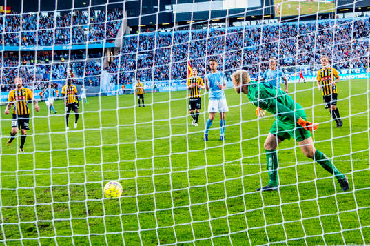 Malmö FFs Markus Rosenberg sätter 2-0 på straff på