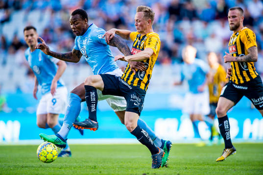 Malmö FFs Carlos Strandberg mot Häckens Adam Andersson
