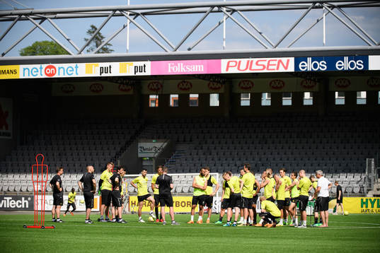 Elfsborgs spelare samlas för genomgång